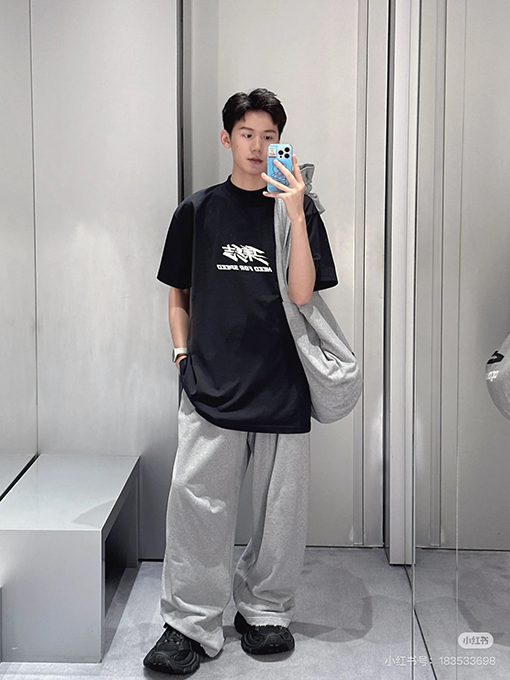 バレンシアガ  胸と背中にプリントされた半袖Tシャツ