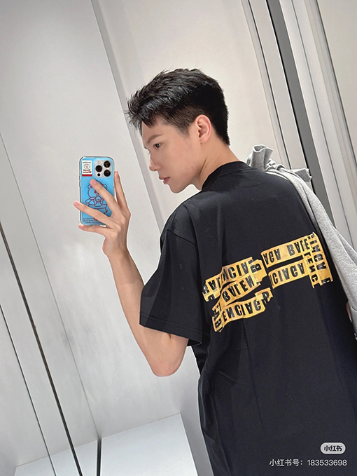 バレンシアガ  胸と背中にプリントされた半袖Tシャツ