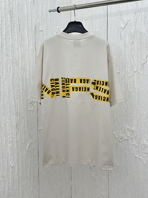 バレンシアガ  胸と背中にプリントされた半袖Tシャツ