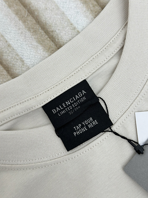 バレンシアガ 胸と背中にプリントされた半袖Tシャツ