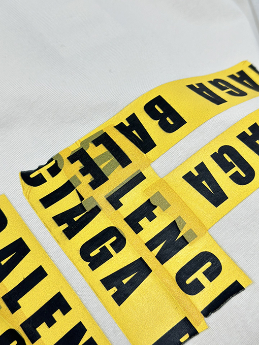 バレンシアガ 胸と背中にプリントされた半袖Tシャツ