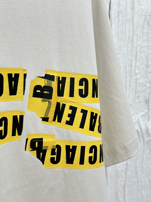 バレンシアガ  胸と背中にプリントされた半袖Tシャツ