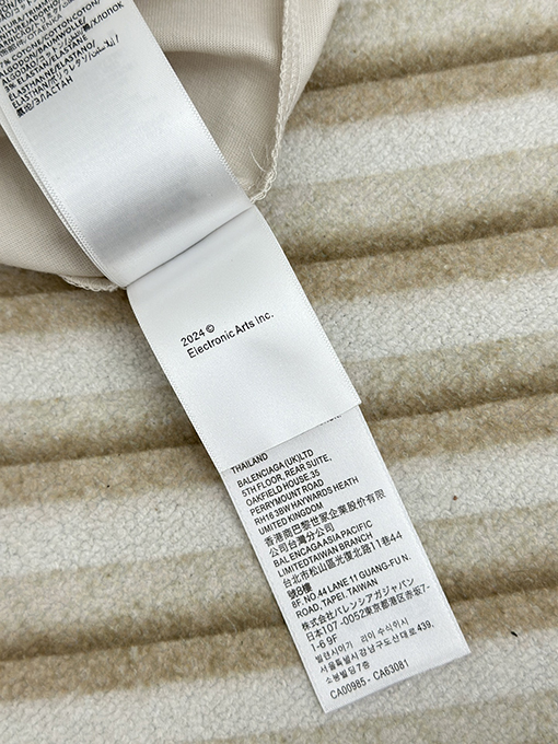 バレンシアガ  胸と背中にプリントされた半袖Tシャツ