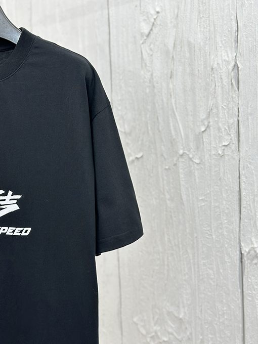 バレンシアガ  胸と背中にプリントされた半袖Tシャツ