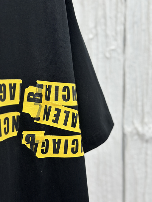 バレンシアガ 胸と背中にプリントされた半袖Tシャツ