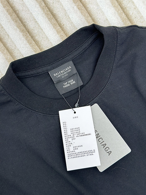 バレンシアガ  胸と背中にプリントされた半袖Tシャツ