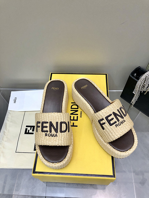 フェンディスーパーコピー  爆款ランウェイ刺繍ロゴサンダル