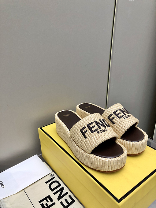 フェンディスーパーコピー  爆款ランウェイ刺繍ロゴサンダル