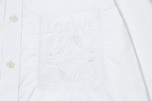 ロエベコピー 胸前立体ロゴ刺繍入りロングスリーブシャツ