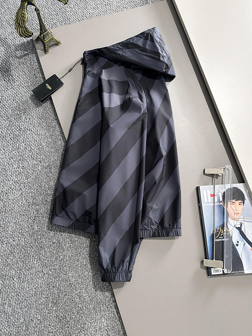 フェンディ  胸の小さなネームプレートクラシックフード付きジャケット