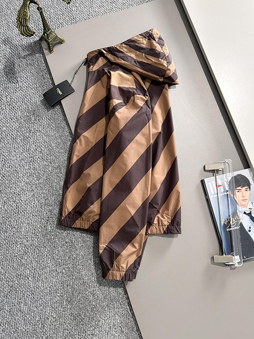 フェンディ  胸の小さなネームプレートクラシックフード付きジャケット