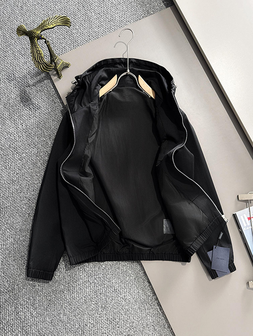 プラダコピー 胸の小さなネームプレートクラシックなカウンターフード付きジャケット