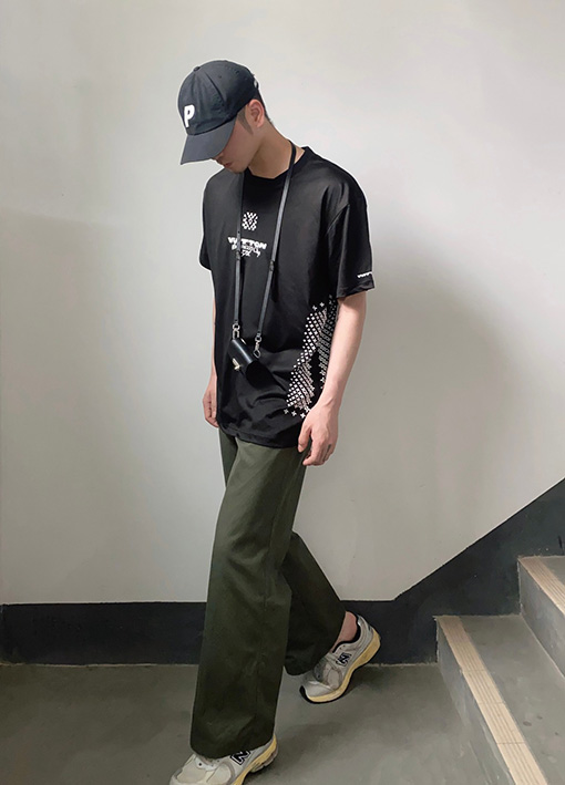 ルイヴィトン 胸に白の LV カップロゴがプリントされた半袖Tシャツ
