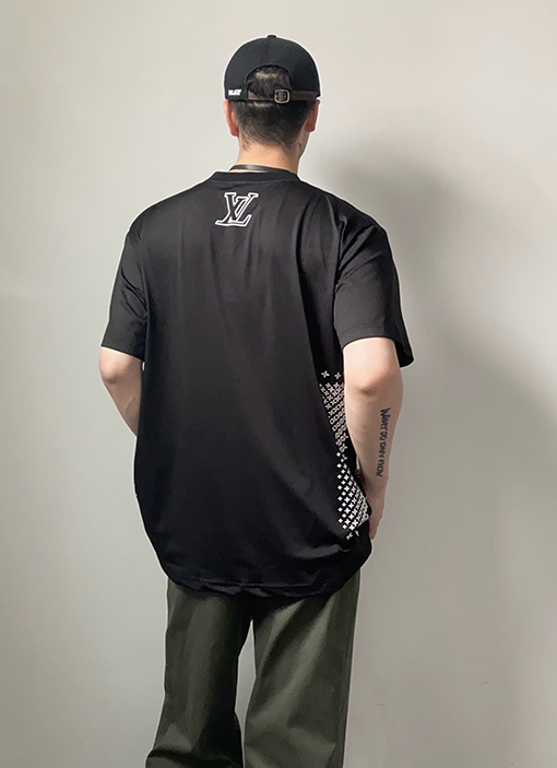 ルイヴィトン 胸に白の LV カップロゴがプリントされた半袖Tシャツ