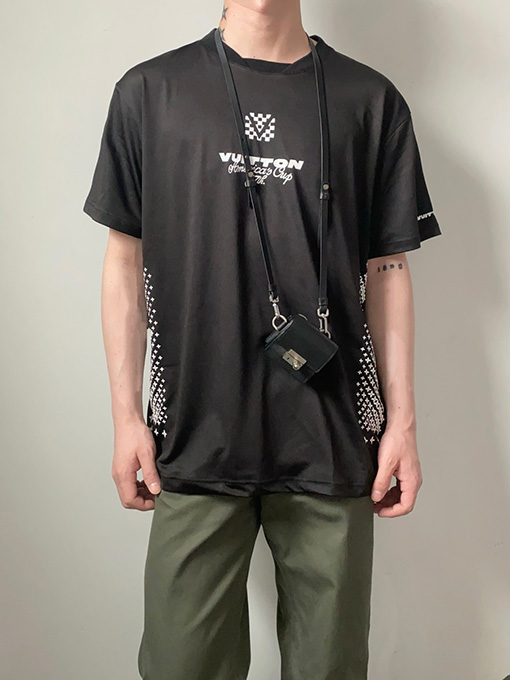 ルイヴィトン 胸に白の LV カップロゴがプリントされた半袖Tシャツ