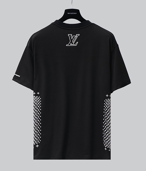 ルイヴィトン 胸に白の LV カップロゴがプリントされた半袖Tシャツ