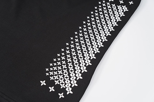 ルイヴィトン 胸に白の LV カップロゴがプリントされた半袖Tシャツ