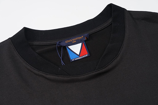 ルイヴィトン 胸に白の LV カップロゴがプリントされた半袖Tシャツ