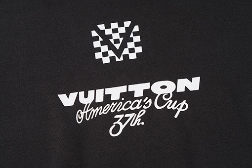 ルイヴィトン 胸に白の LV カップロゴがプリントされた半袖Tシャツ