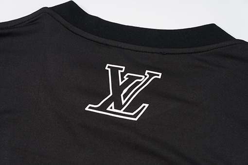 ルイヴィトン 胸に白の LV カップロゴがプリントされた半袖Tシャツ