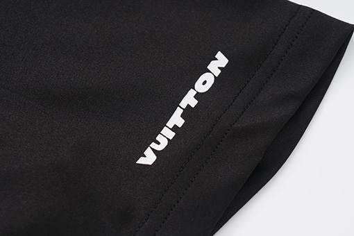ルイヴィトン 胸に白の LV カップロゴがプリントされた半袖Tシャツ