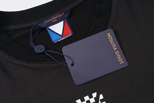 ルイヴィトン  胸に白の LV カップロゴがプリントされた半袖Tシャツ