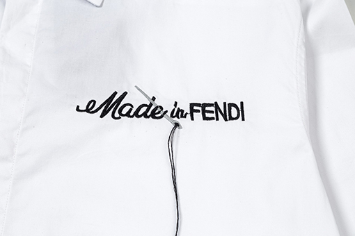 フェンディ 胸のシンプルなロゴ刺繍ロゴ長袖シャツ