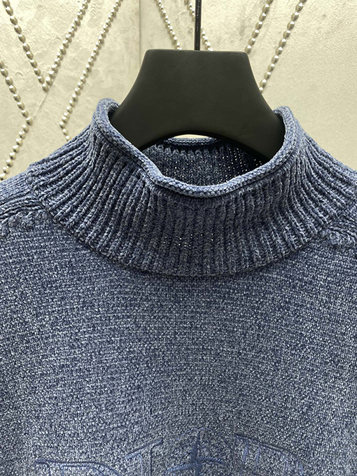 ディオール  胸元に Dior アンドストーンアイランドのロゴが刺繍されたニットセーター