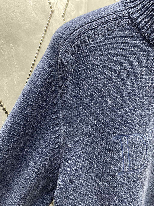 ディオール  胸元に Dior アンドストーンアイランドのロゴが刺繍されたニットセーター