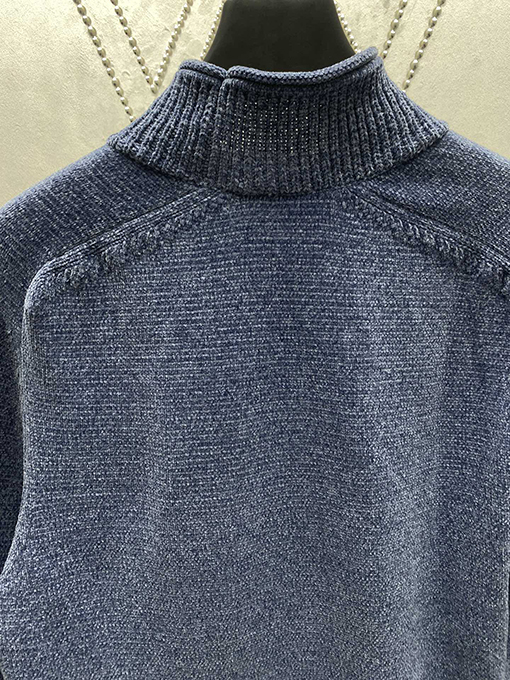 ディオール  胸元に Dior アンドストーンアイランドのロゴが刺繍されたニットセーター