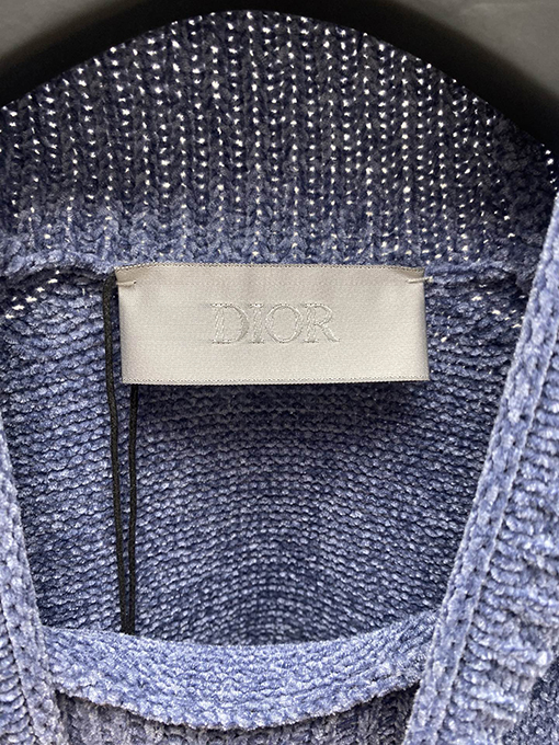 ディオール  胸元に Dior アンドストーンアイランドのロゴが刺繍されたニットセーター