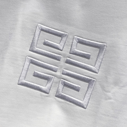 ジバンシイ 胸の後ろに大きな文字のロゴが刺繍されたフード付きパーカー