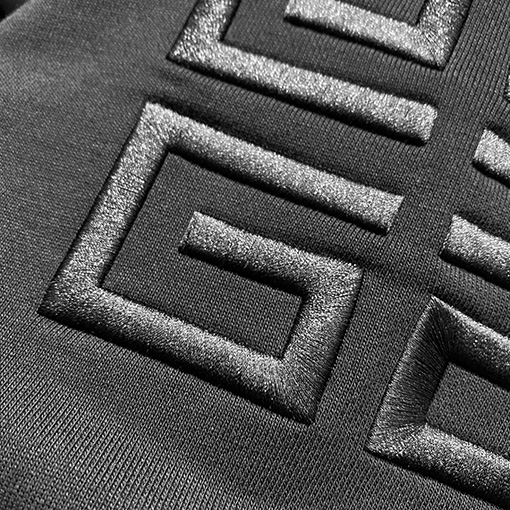 ジバンシイ 胸の後ろに大きな文字のロゴが刺繍されたフード付きパーカー