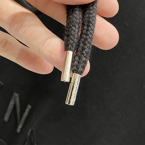 ジバンシイ 胸の後ろに大きな文字のロゴが刺繍されたフード付きパーカー