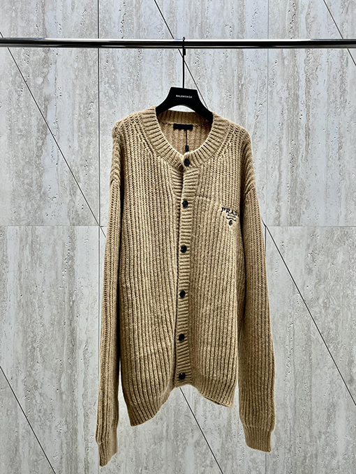 プラダ  胸に刺繍されたラフニットウールカーディガン