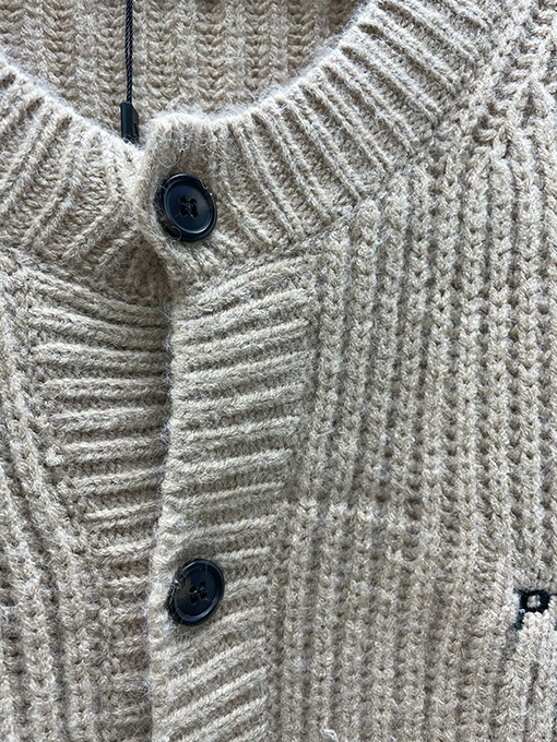 プラダ  胸に刺繍されたラフニットウールカーディガン