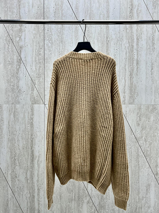プラダ  胸に刺繍されたラフニットウールカーディガン