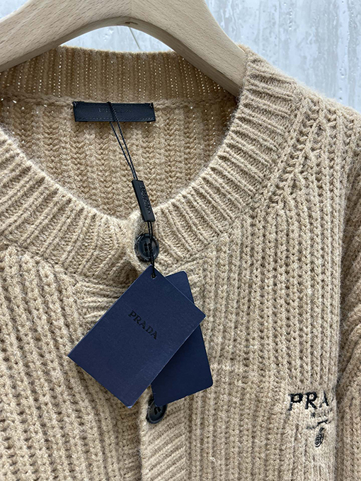 プラダ  胸に刺繍されたラフニットウールカーディガン