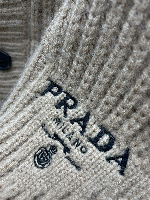 プラダ  胸に刺繍されたラフニットウールカーディガン