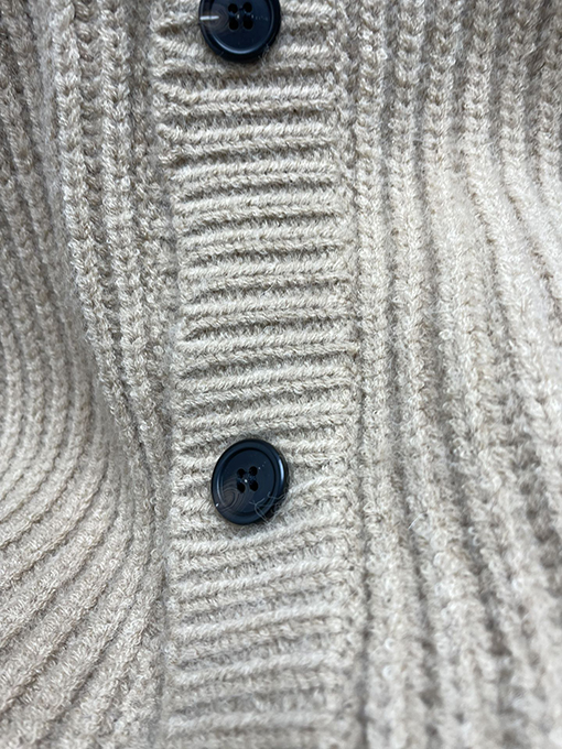 プラダ  胸に刺繍されたラフニットウールカーディガン