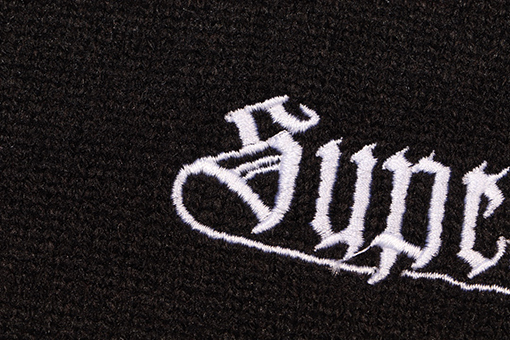 シュプリーム 新しい刺繍文字ロゴクルーネックウールニットセーター