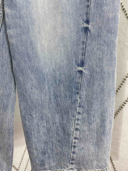 バレンシアガスーパーコピー 不規則なカットのワイドレッグストレートジーンズ