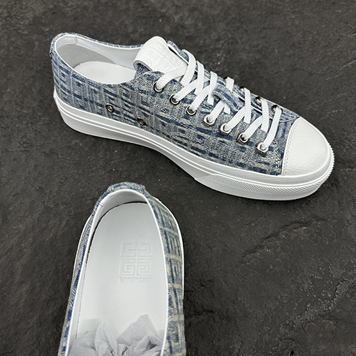 ジバンシイ デニムサイドにGIVENCHY LOGOのエンボススニーカー