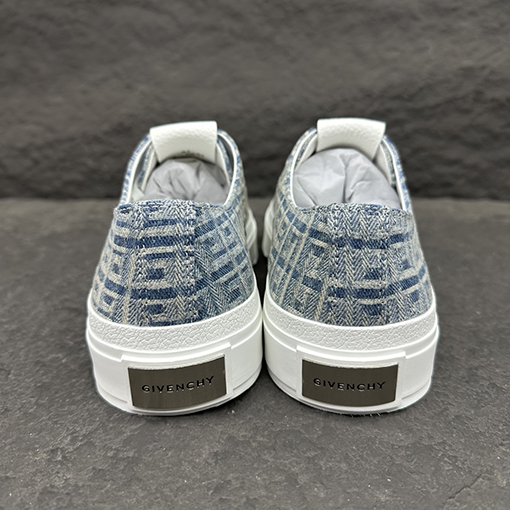 ジバンシイ デニムサイドにGIVENCHY LOGOのエンボススニーカー