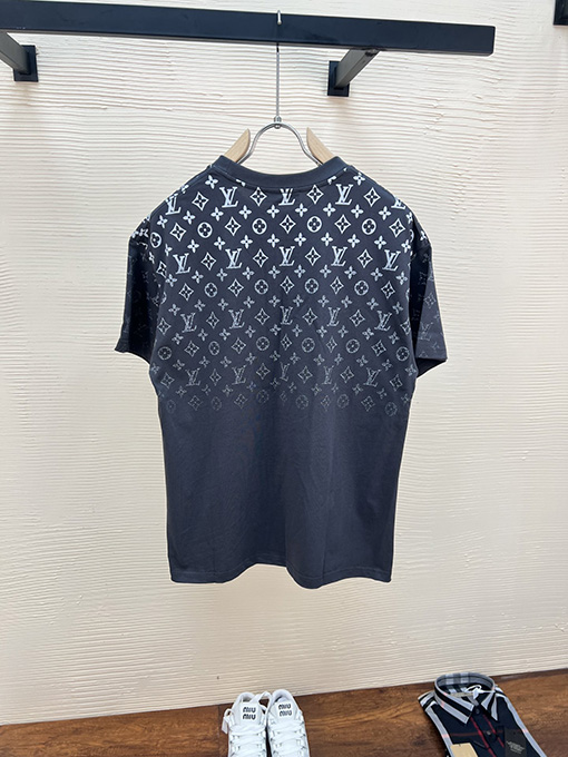 ルイヴィトンコピー 新しいレザーロゴ発泡ラウンドネック半袖Tシャツ