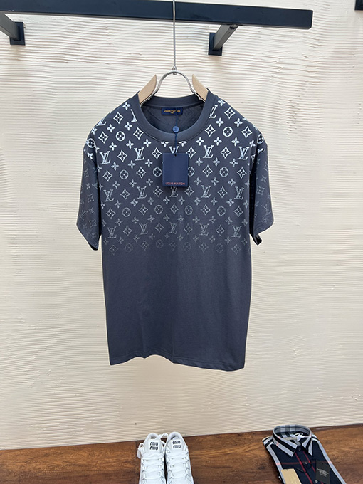 ルイヴィトンコピー 新しいレザーロゴ発泡ラウンドネック半袖Tシャツ