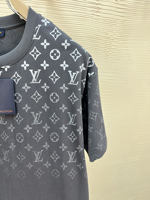 ルイヴィトンコピー 新しいレザーロゴ発泡ラウンドネック半袖Tシャツ