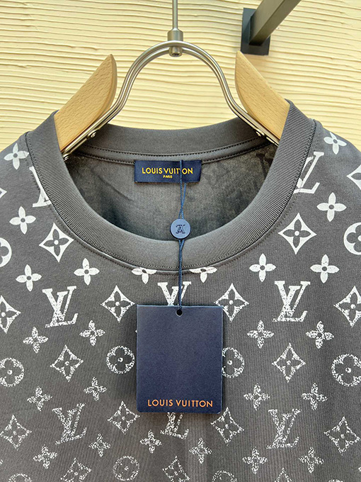 ルイヴィトンコピー 新しいレザーロゴ発泡ラウンドネック半袖Tシャツ