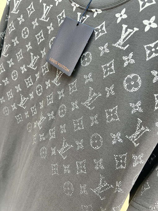 ルイヴィトンコピー 新しいレザーロゴ発泡ラウンドネック半袖Tシャツ