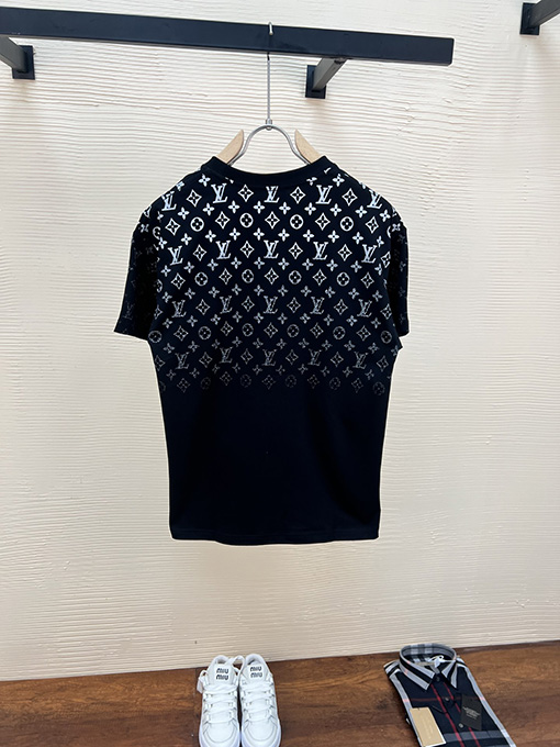 ルイヴィトンコピー 新しいレザーロゴ発泡ラウンドネック半袖Tシャツ